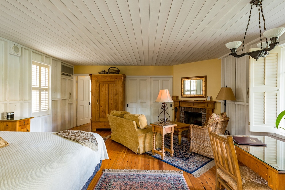 Superior Room, 1 King Bed, Patio, Fireplace (Tack Room)