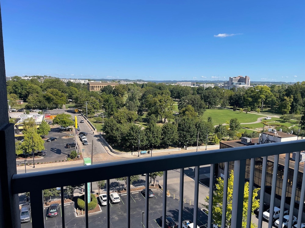 Standard King Room with Sofa Bed and Centennial Park View thumbnail 6