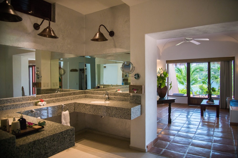 Oceanfront Deluxe Grand Suite - Photo 10