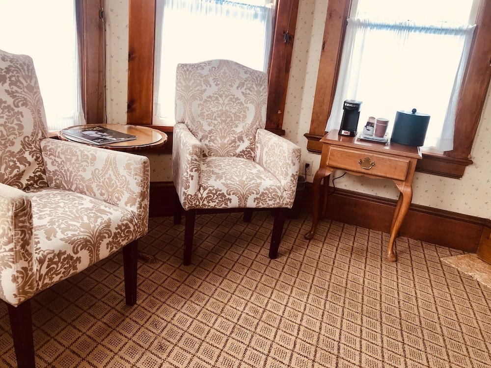 Exclusive Suite, 1 Queen Bed, Partial Ocean View