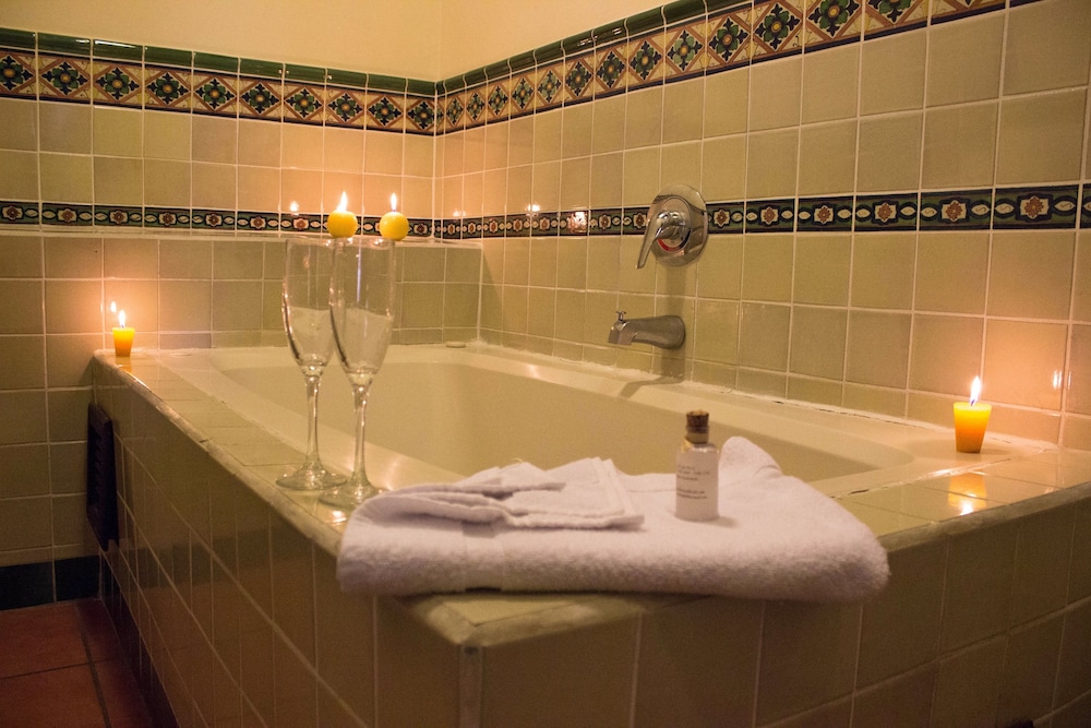 Superior Suite, Jetted Tub, Courtyard Area photo 3