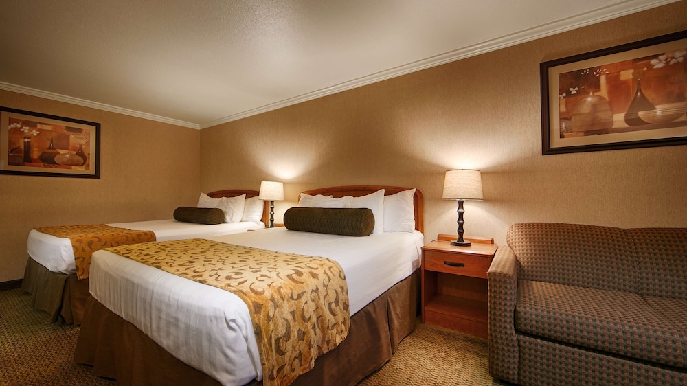 Standard Room, 2 Queen Beds, Non Smoking, Refrigerator & Microwave (Third bed is a Sofabed) - Photo 1