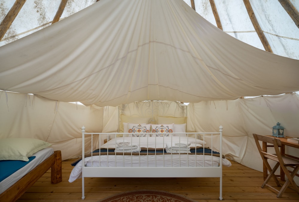 Luxury Tent, 1 King Bed, Pool Access, Mountain View (Lakota 1) photo 1