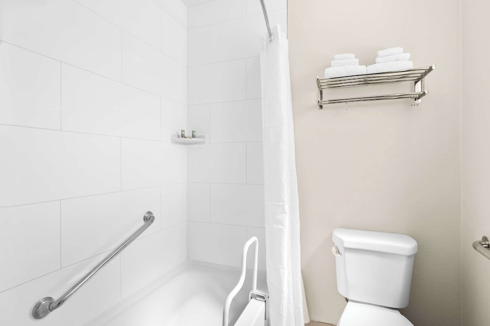 Standard Room, 1 King Bed, Non Smoking, Refrigerator & Microwave (Pet Friendly) photo 2