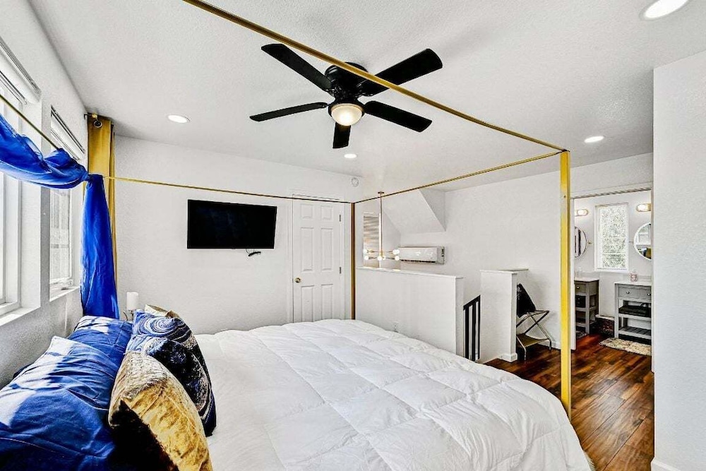 House, 1 King Bed with Sofa bed, Pool Access, City View (10) photo 1