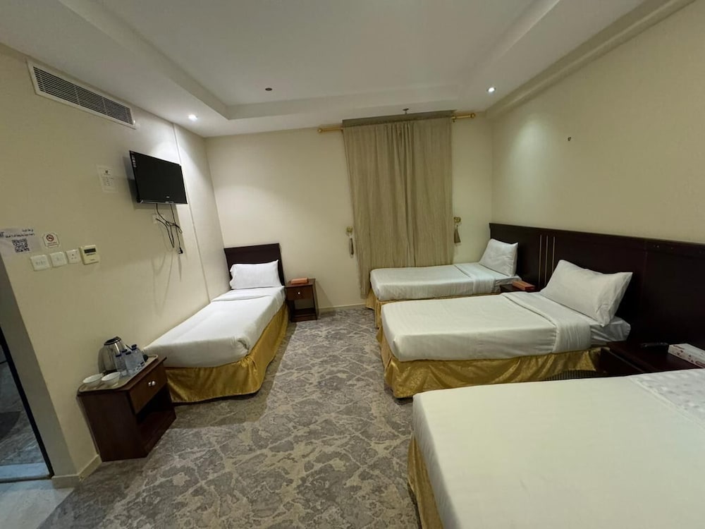 Deluxe Quadruple Room, City View photo 3