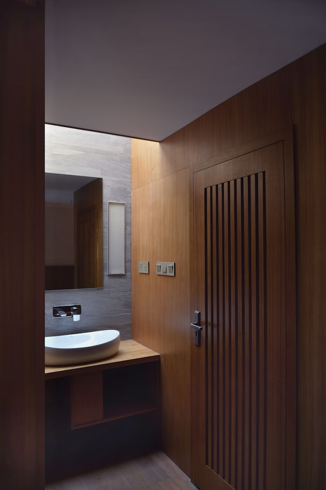 Premium Room, 1 King Bed, Balcony, Courtyard View photo 2