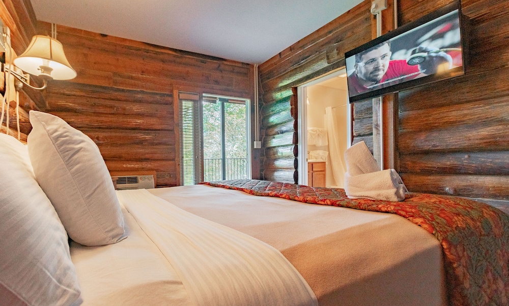 Itty-Bitty King Room in Poplar Lodge (Motel)