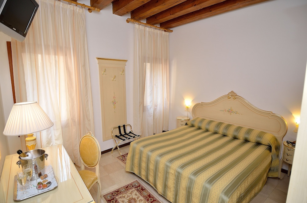 Standard Double or Twin Room photo 2