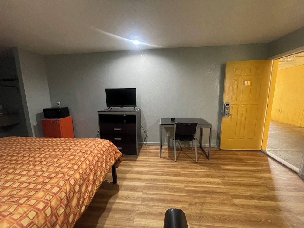 Single Room, 1 King Bed, Smoking photo 2
