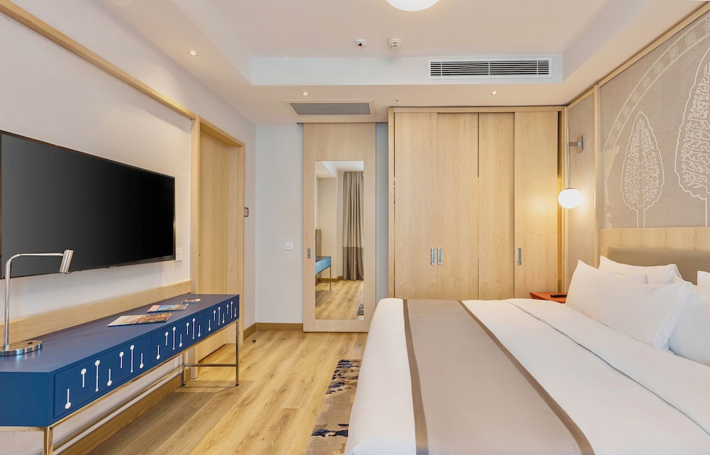 Deluxe Room, 1 King Bed, Kitchenette - Photo 4