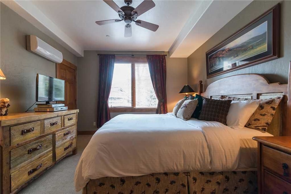 Condo, 1 King Bed with Sofa bed (2211 Timberline Lodge, Trappeur's Cro) photo 1