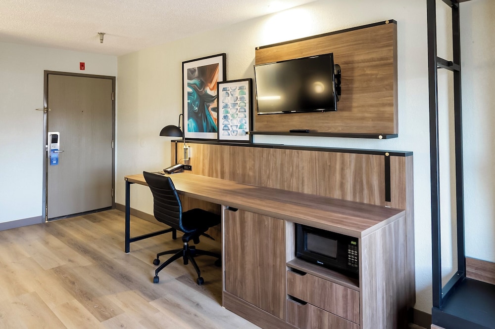 Room, 1 Queen Bed, Accessible, Non Smoking (Mobility/Hearing, Roll-In Shower) - Photo 8