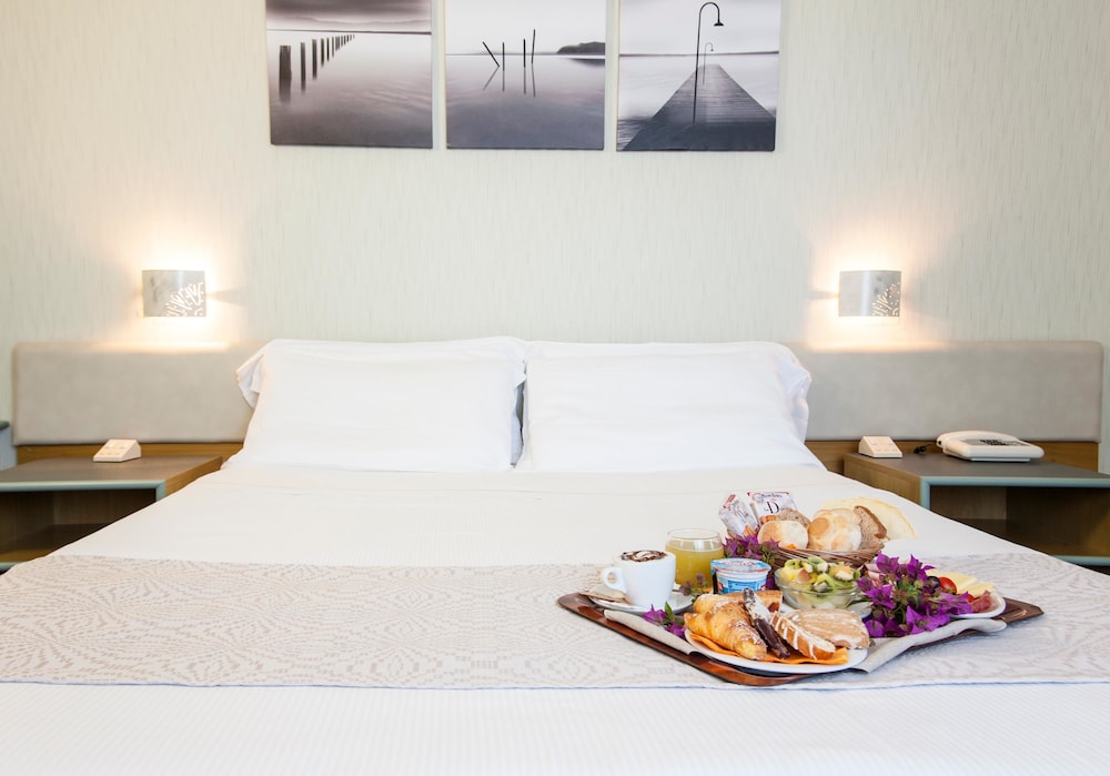 Standard Room, 1 Queen Bed - Photo 1