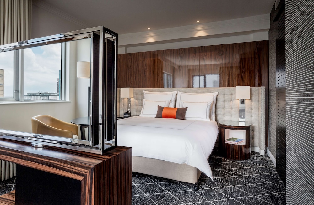 Signature Suite, 1 King Bed, Club Lounge Access (Skyline) thumbnail 6