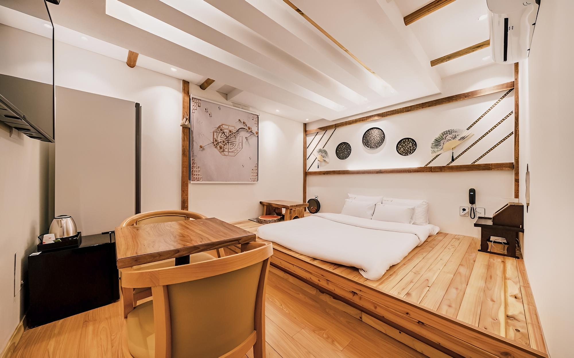 Room (Premium room with Jeongseung bed (gol) photo 2