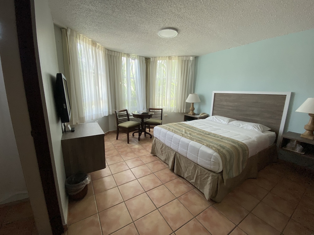 Standard Queen Room - Photo 2