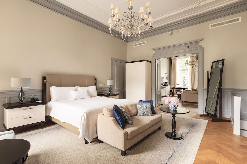 Luxury Suite, 1 King Bed (Van Loon)