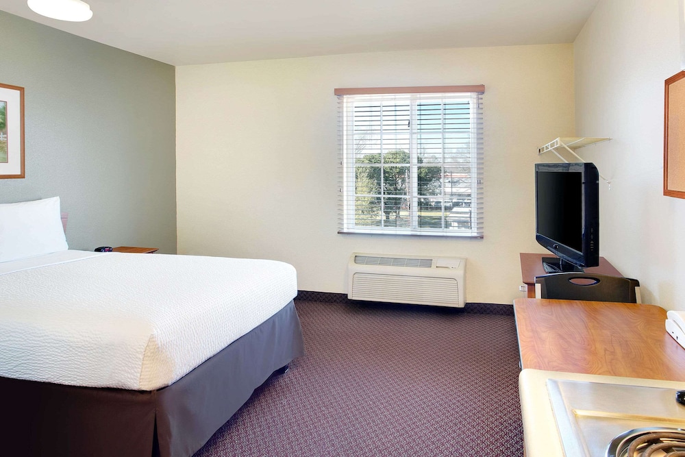 Room, 1 Queen Bed with Sofa bed, Accessible, Smoking photo 1