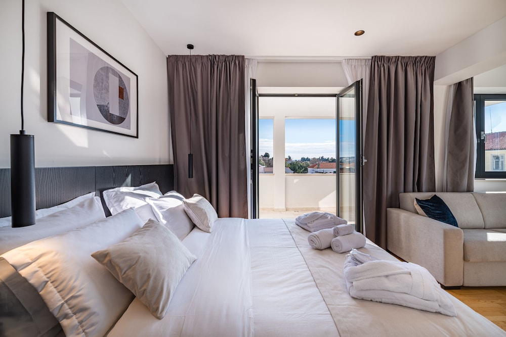 Deluxe Room - Photo 8