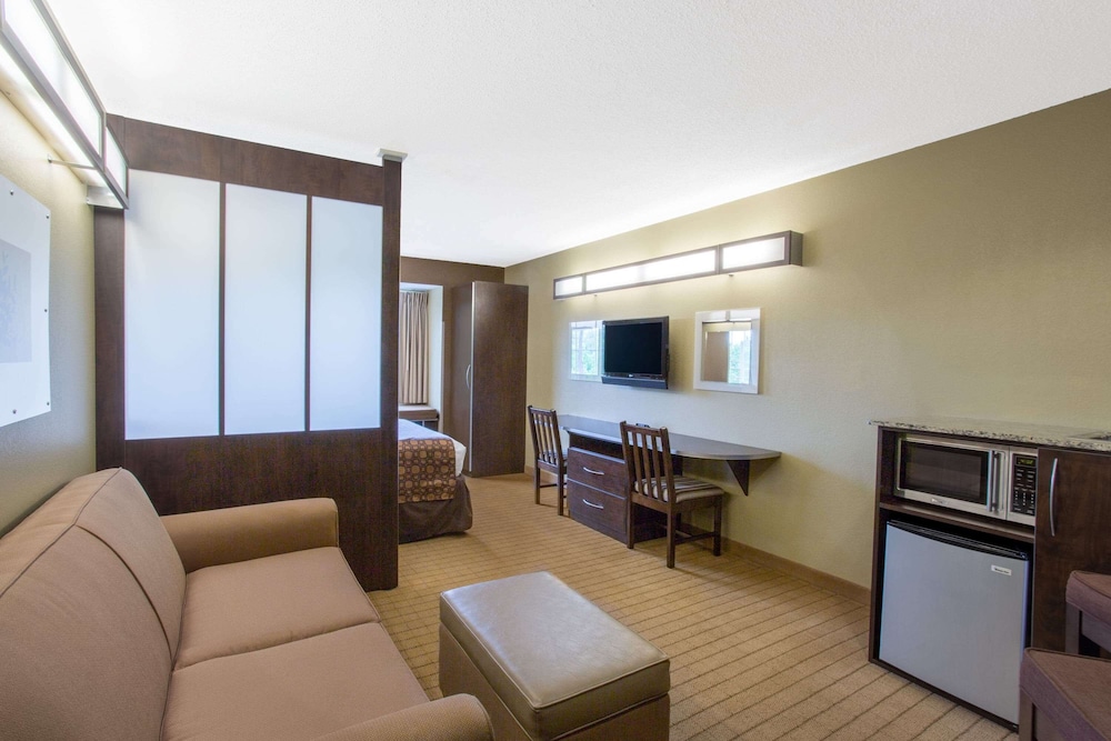 Studio Suite, 1 Queen Bed, Non Smoking - Photo 2