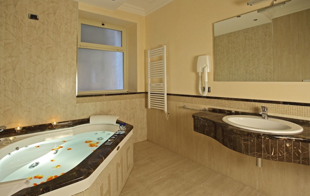Luxury Double Room thumbnail 6