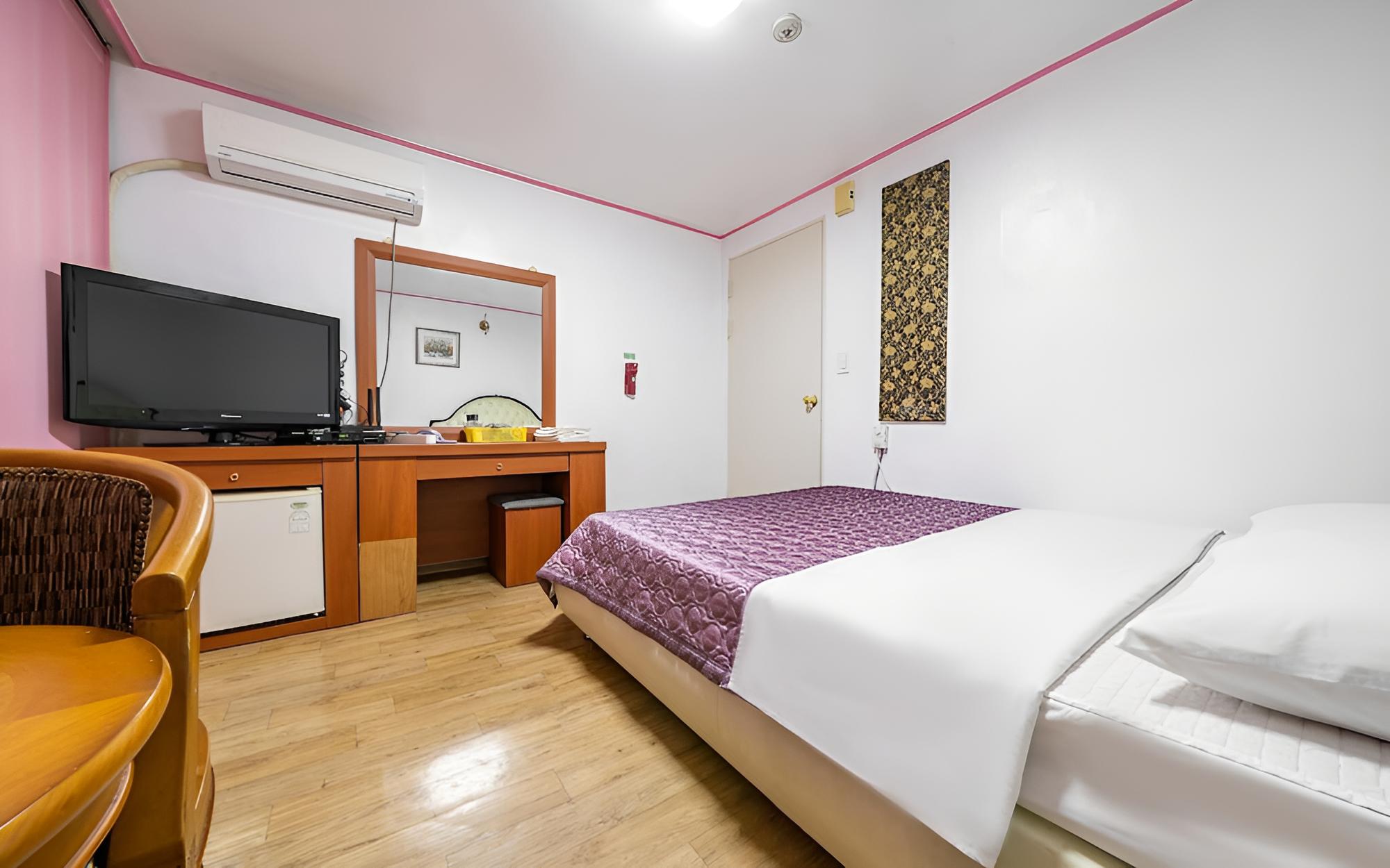 Room (Western-style room (double room)) - Photo 4