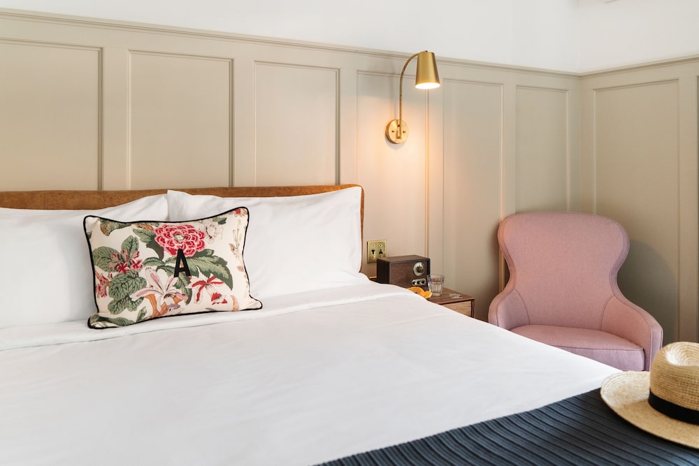 Standard Room, 1 King Bed (King Room) photo 2