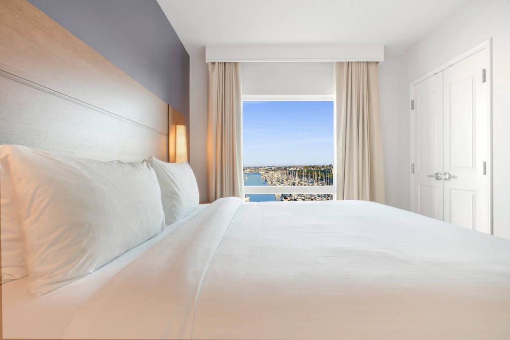 Suite, 1 Bedroom, Balcony - Photo 2