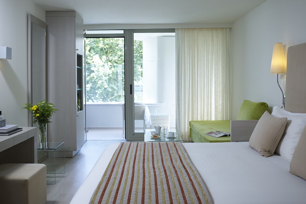 Room, City View - Photo 2
