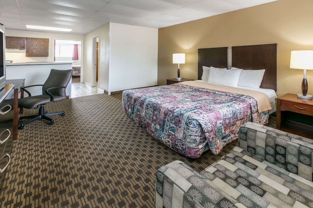 Suite, 1 King Bed photo 3