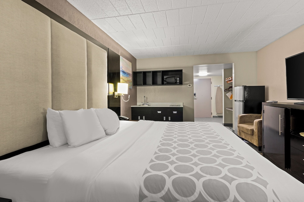 Room, 1 King Bed, Accessible, Non Smoking (Roll-In Shower) photo 1