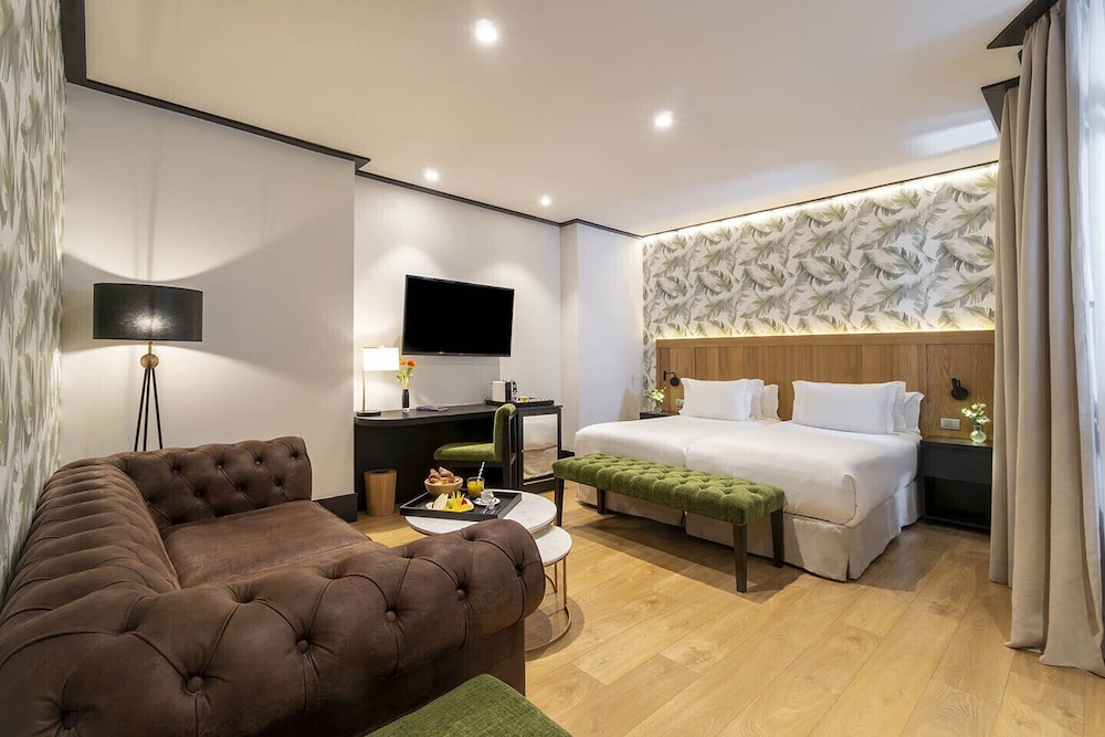Superior Room (2 adults + 1 child) thumbnail 6