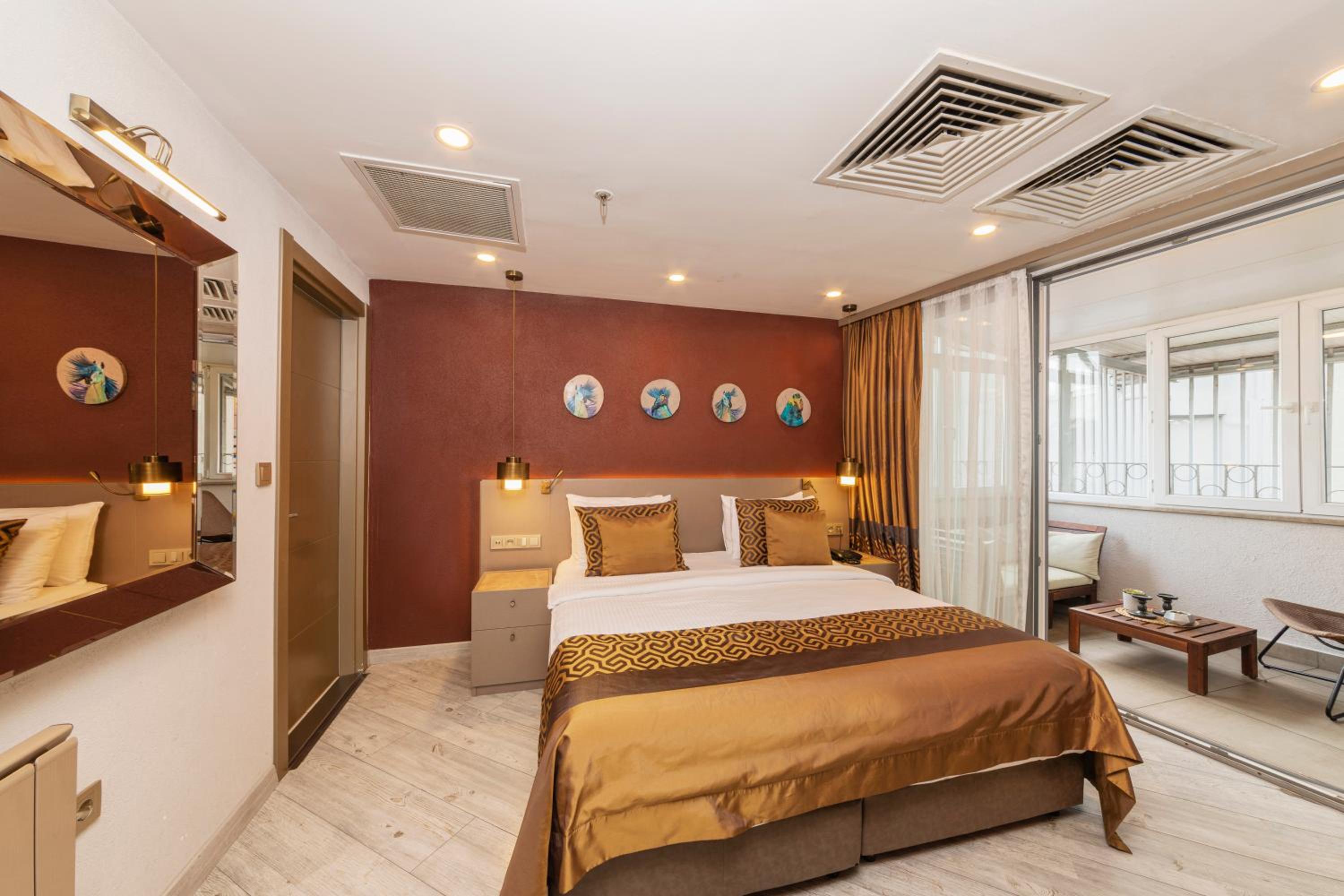 Deluxe Double Room with Balcony photo 3