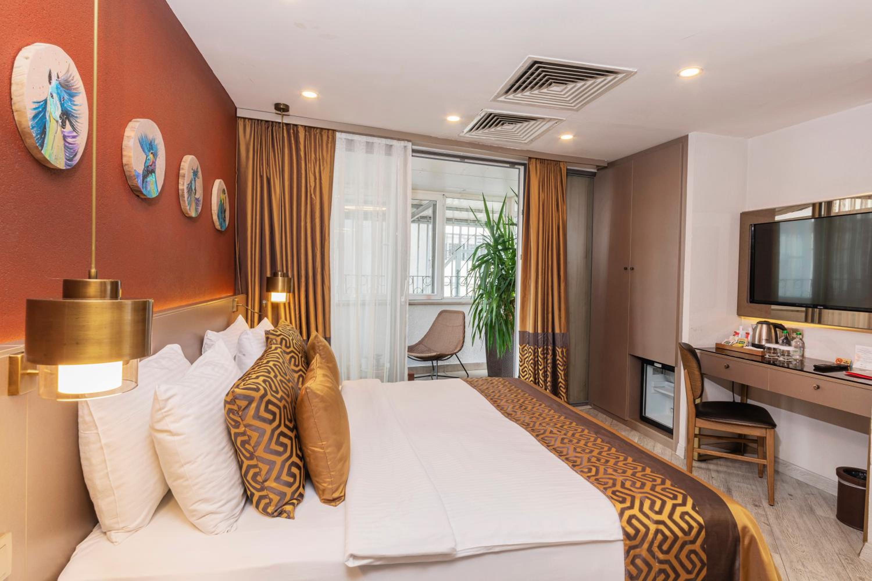 Deluxe Double Room with Balcony photo 1