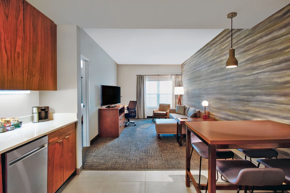 Suite, 1 King Bed - Photo 4