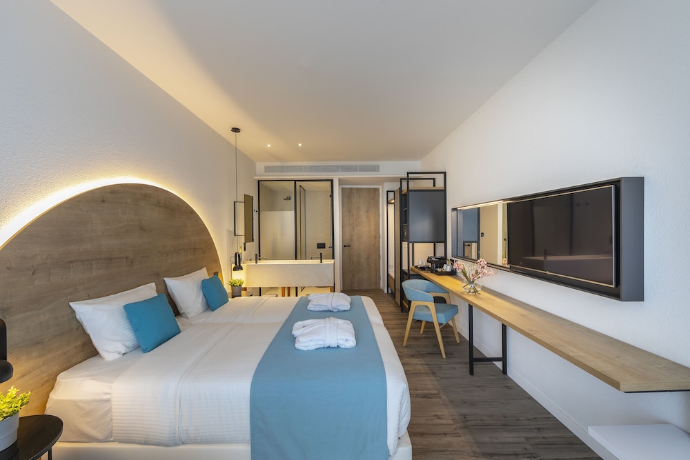 Deluxe Suite, Sea View (Front) - Photo 2