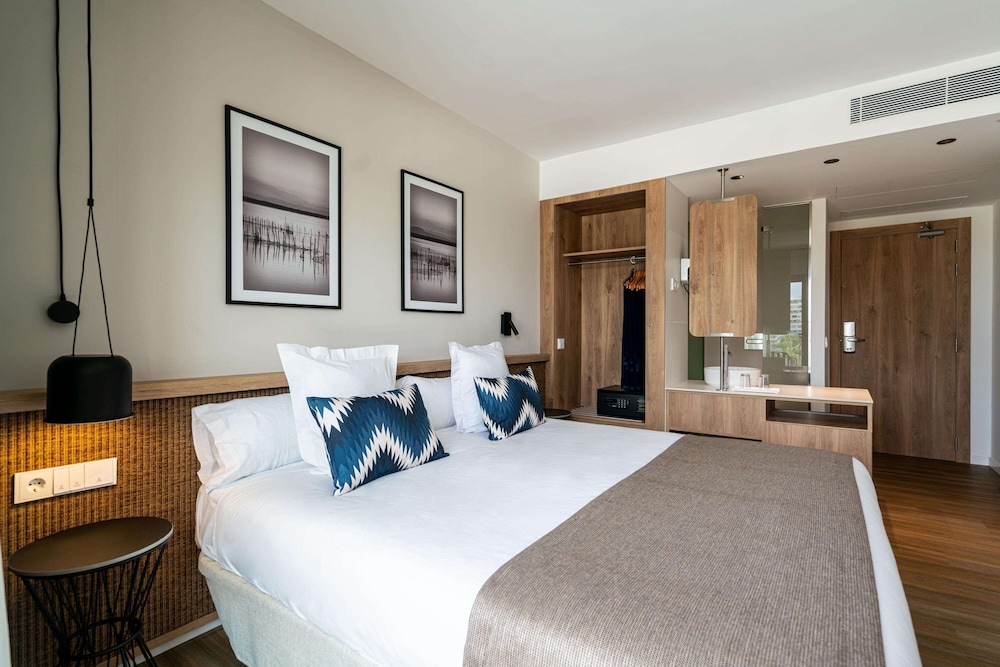 Double Room, Balcony, Pool View - Photo 6