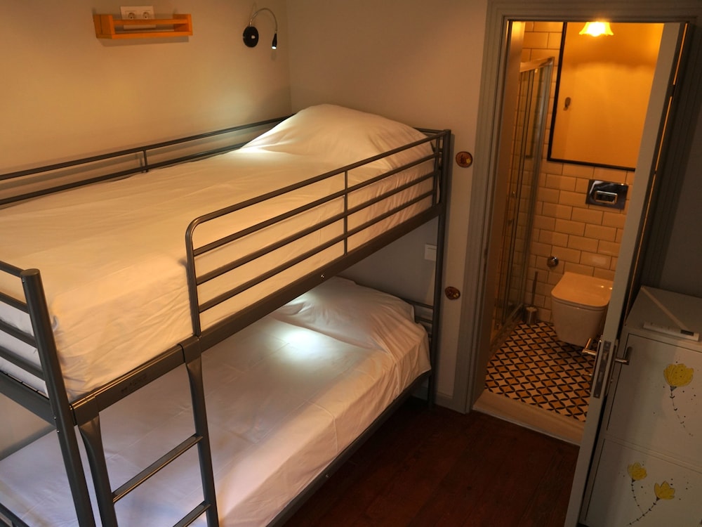 Orange Lily Twin Room photo 3