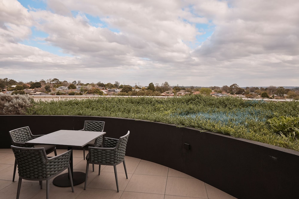 Executive One Bedroom King Courtyard Apartment - Photo 5