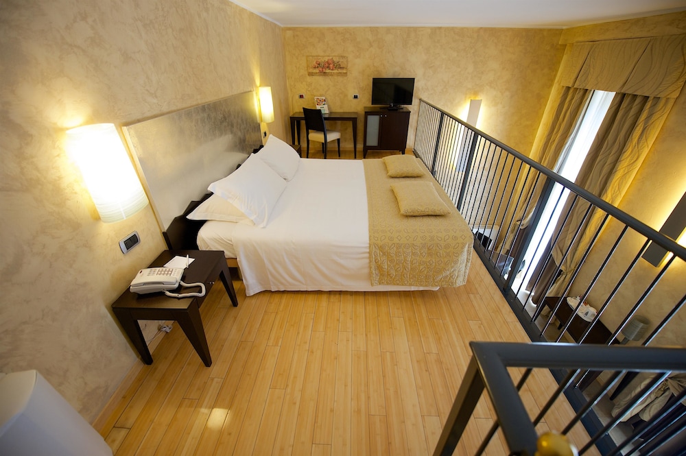 Family Room, Multiple Beds, Non Smoking, Mezzanine (Larger Room) - Photo 10