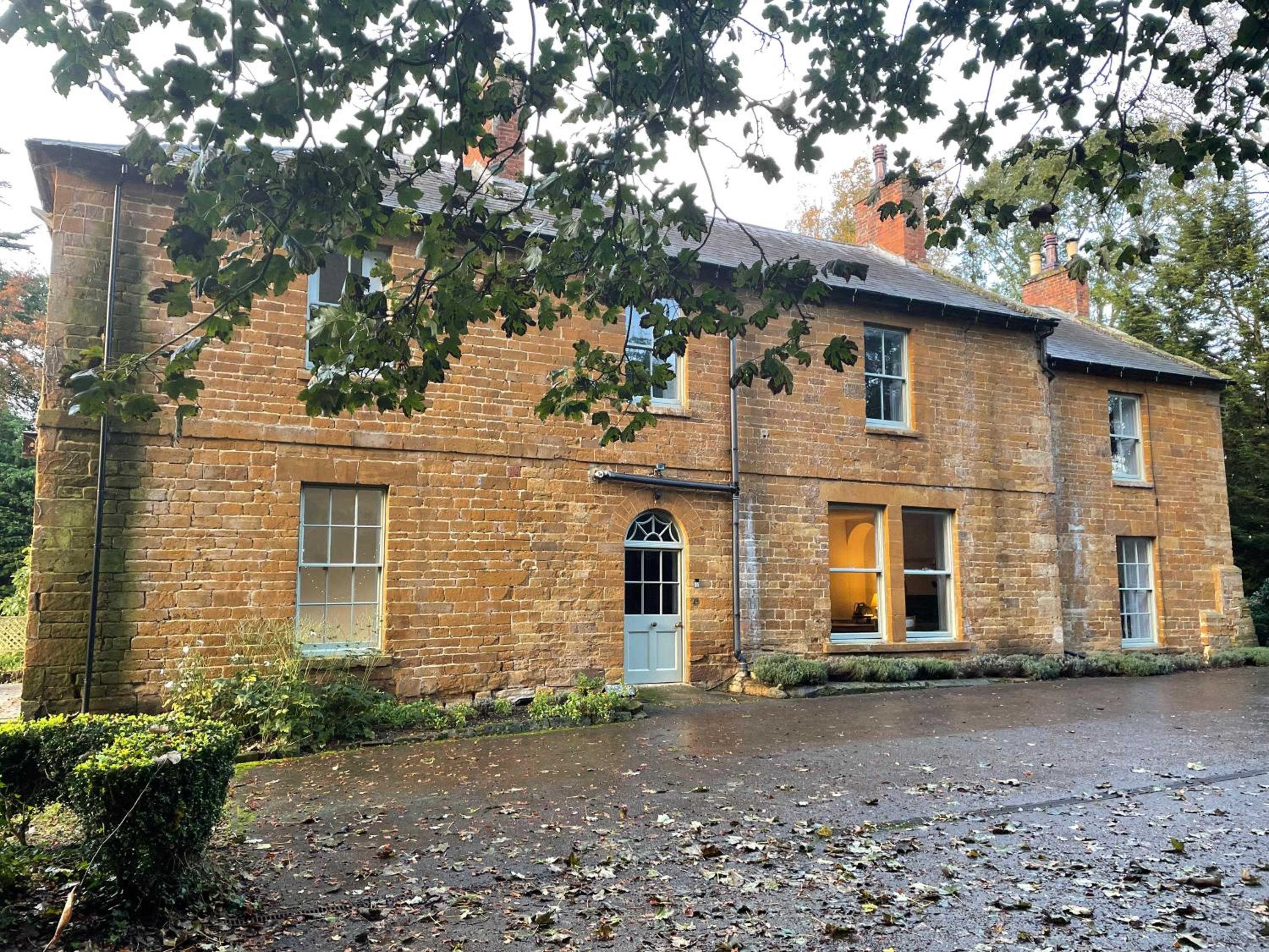 Six-Bedroom House photo 2