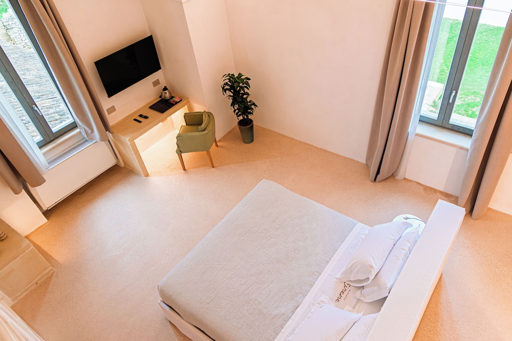 Deluxe Suite, Pool View