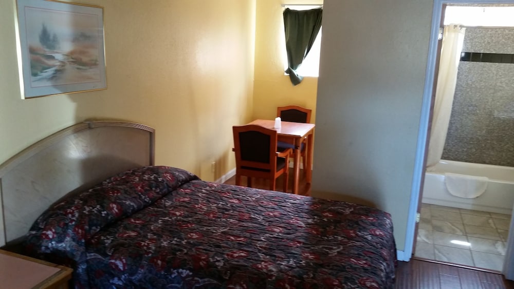 Deluxe Single Room, 1 King Bed photo 1