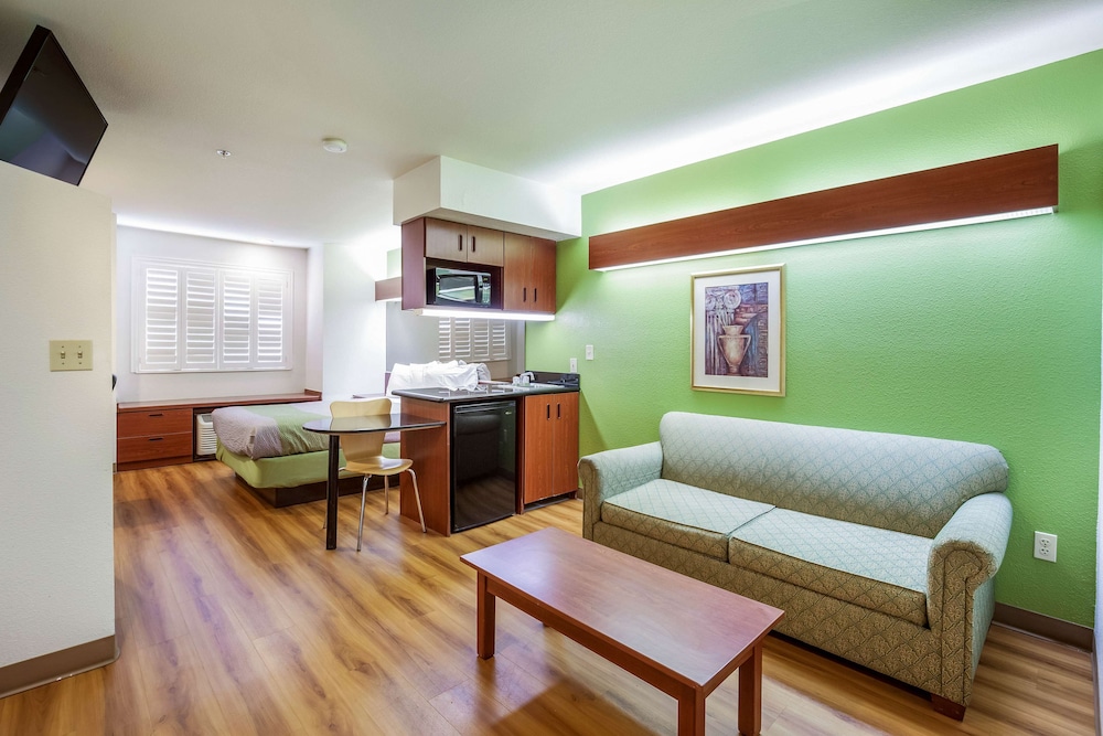 Standard Room, 1 Queen Bed With Sofa Bed, Non Smoking, Refrigerator & Microwave - Photo 1