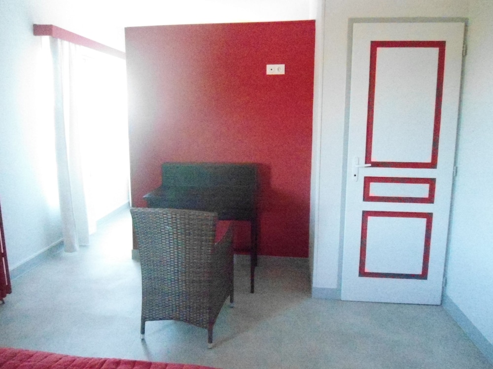 Double Room (Cerise) photo 2