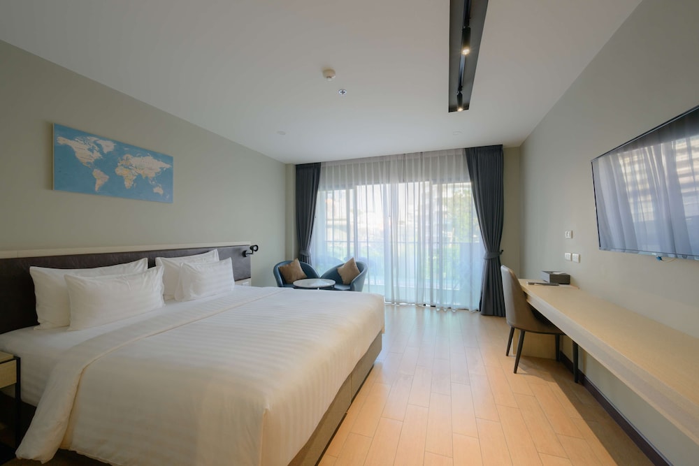 Premium Room, Bathtub, Pool View - Photo 8