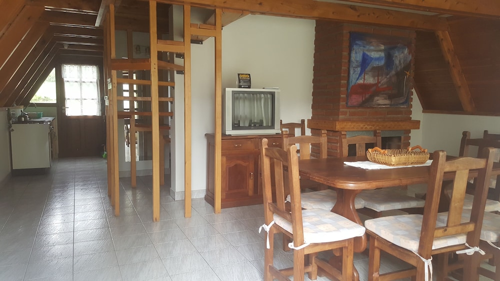 Traditional Cabin, 3 Bedrooms photo 2
