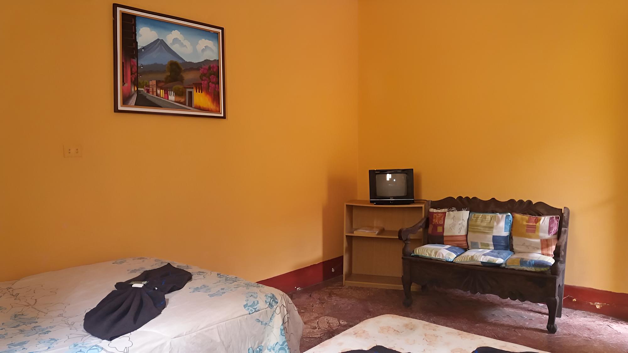 Classic Double Room, 2 Double Beds, Shared Bathroom photo 2