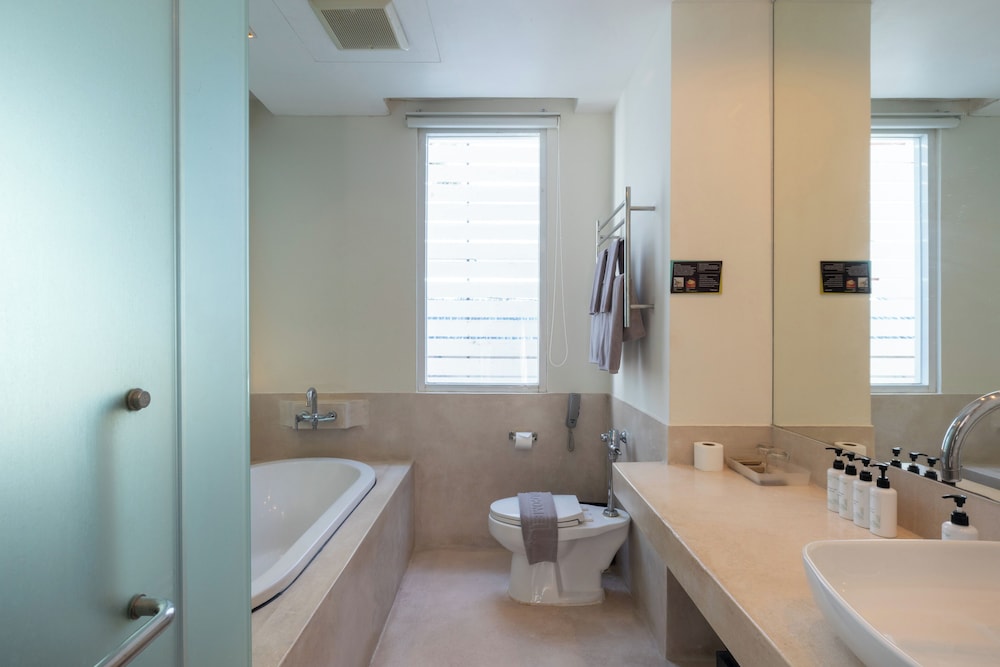 Pool Access Mini Suite Room - Photo 7